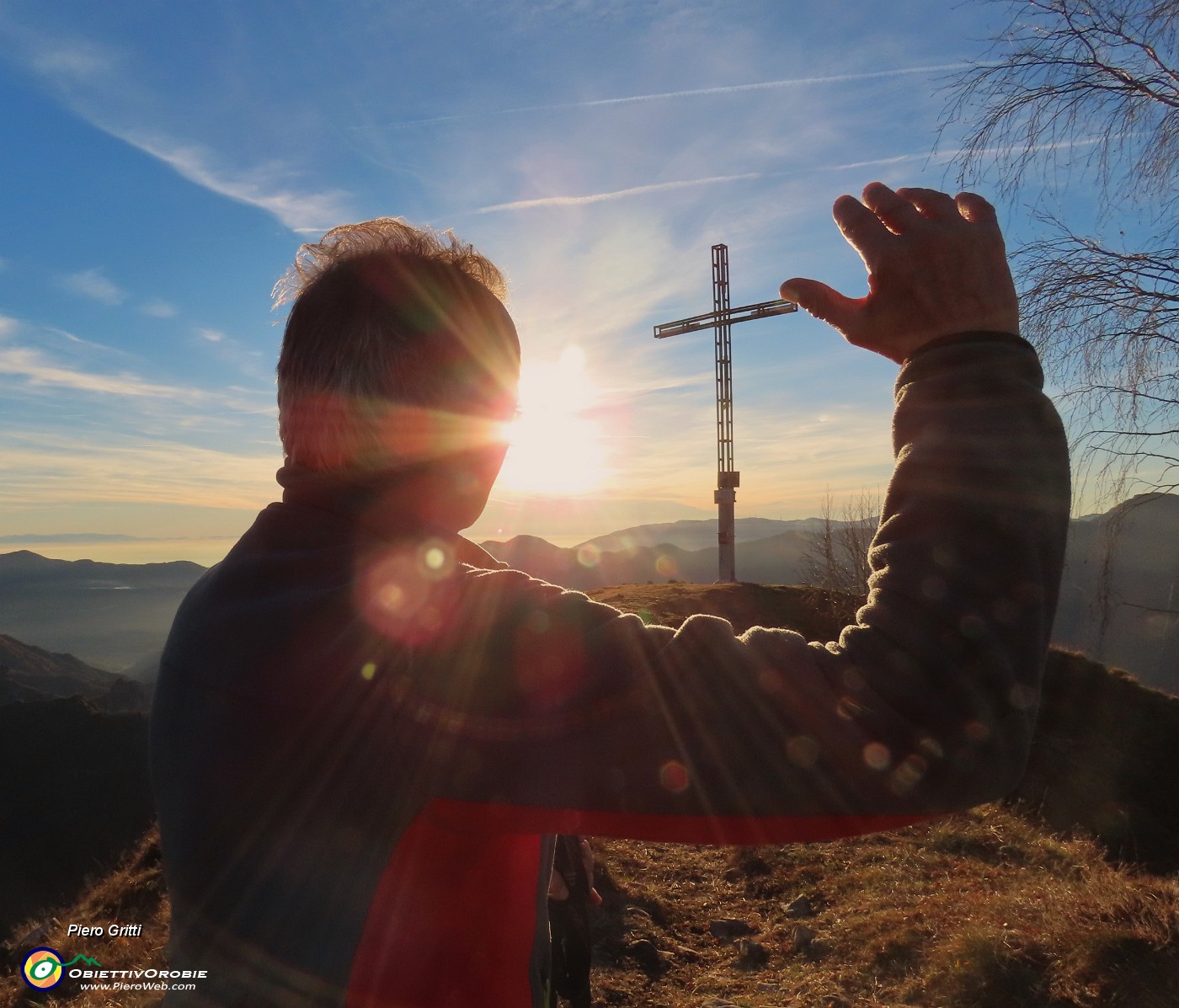 49 In controsole alla croce di vetta del Monte GIoco (1366 m).JPG